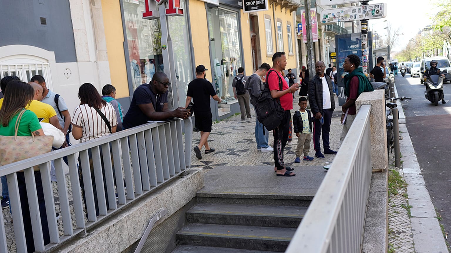 Πλήρης στάση του μετρό της Λισαβόνας την Πέμπτη