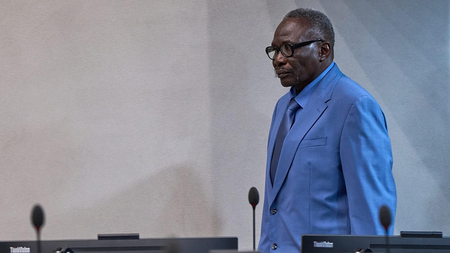 علي محمد علي عبد الرحمن، قائد ميليشيا الجنجويد السودانية، يدخل قاعة المحكمة في المحكمة الجنائية الدولية (ICC) في لاهاي، هولندا، يوم الثلاثاء، 9 ديسمبر 2025. (صورة: أسوشيتد برس