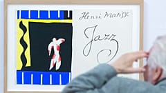 DOSYA: Bir adam 25 Eylül 2014 Perşembe günü Almanya'nın Apolda kentinde açılan Henri Matisse'in 'Benim eğri çizgilerim deli değil' sergisindeki 'Jazz' (1947, Palyaço) şablon baskısına bakıyor