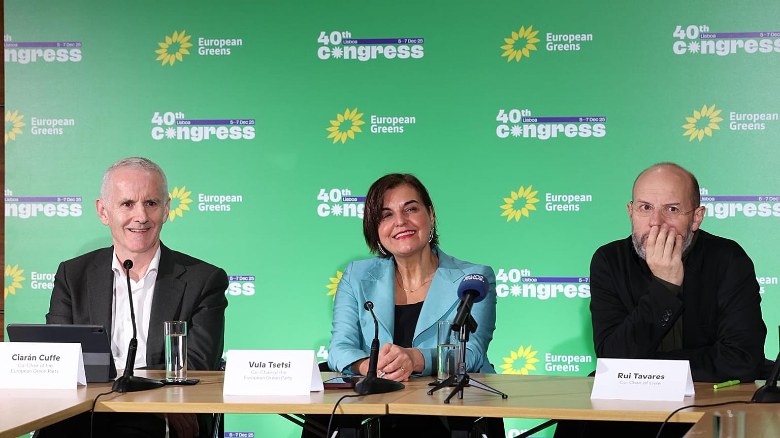 Os co-presidentes dos Verdes Europeus, Ciarán Cuffe e Vula Tsetsi, e o pprta-voz do Livre, Rui Tavares