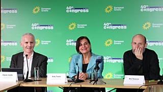 Os co-presidentes dos Verdes Europeus, Ciarán Cuffe e Vula Tsetsi, e o pprta-voz do Livre, Rui Tavares