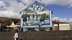 DOSYA: Batı Belfast, Kuzey İrlanda'da İrlanda Cumhuriyet Ordusu'na ait bir duvar resmi, 4 Nisan 2012, Çarşamba.