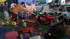Yerel halk Kamboçya’nın Banteay Meanchey eyaletindeki Prey Chamkar Ta Doak Pazarı’nda sığınıyor.
