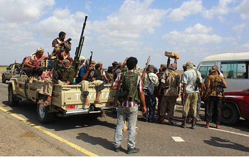 Combattenti anti-Houthi si riuniscono su una strada che conduce allo strategico stretto di Bab al-Mandab al largo di Aden, nel 2015