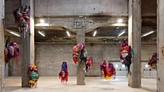 Nnena Kalu, Asılı Heykel 1-10, kurulum görünümü, 2024. Fotoğraf, Manifesta 15 Barcelona Metropolitana'nın izniyle
