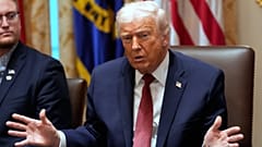 Az amerikai elnök a Fehér Ház kabinetirodájában