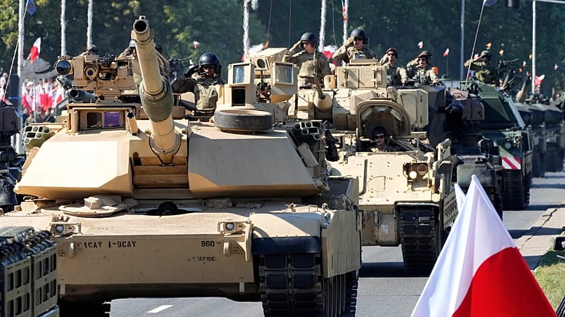 Os tanques americanos Abrams adquiridos pela Polónia participam numa parada militar por ocasião do Dia do Exército Polaco.
