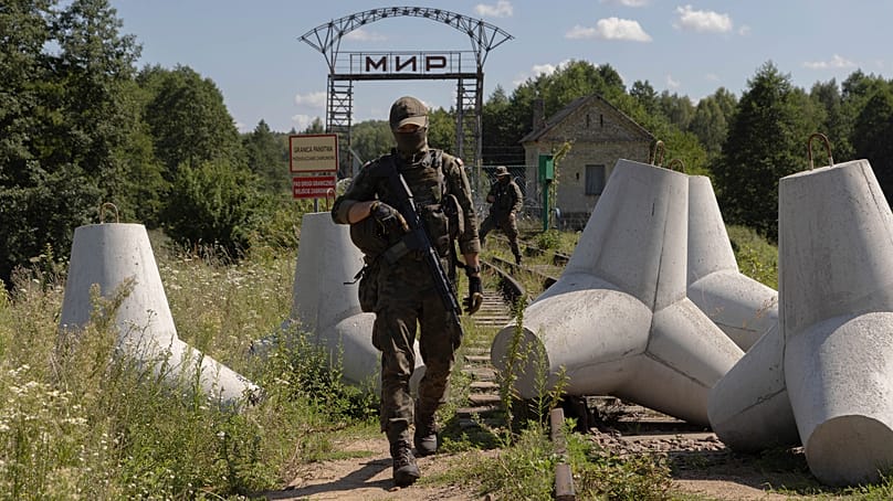 Soldados polacos patrulham a área perto da fronteira polaco-bielorrussa em Gobiaty, na Polónia.