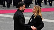 Il presidente ucraino Volodymyr Zelensky, a sinistra, ricevuto a Palazzo Chigi dalla premier Giorgia Meloni, martedì 9 dicembre 2025. (AP Photo/Gregorio Borgia)