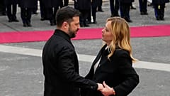 Ukrayna Devlet Başkanı Volodimir Zelenskiy (solda), İtalya Başbakanı Giorgia Meloni tarafından Chigi Sarayı'nda kabul edildi.