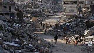 يمشي أشخاص بين المباني المدمرة في جباليا، شمال قطاع غزة، يوم الأحد 7 ديسمبر 2025. (تصوير: جيهاد الشريف / أسوشيتد برس)