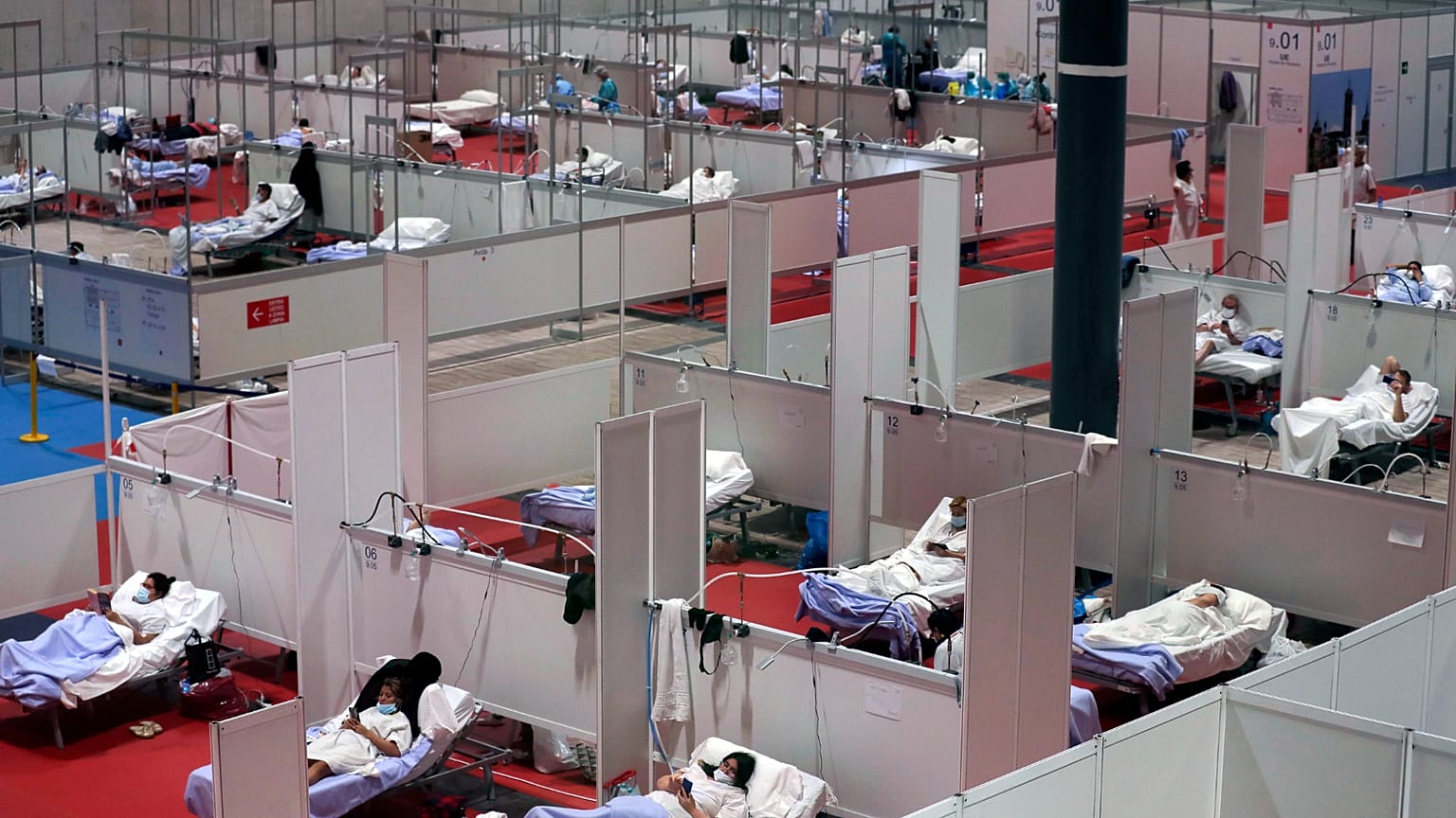Vista de un hospital de campaña temporal instalado en el recinto ferial Ifema en Madrid, España, el jueves 2 de abril de 2020.