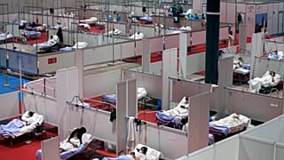 Vista de un hospital de campaña temporal instalado en el recinto ferial Ifema en Madrid, España, el jueves 2 de abril de 2020.