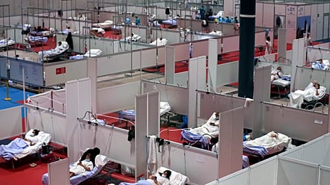 Vista de un hospital de campaña temporal instalado en el recinto ferial Ifema en Madrid, España, el jueves 2 de abril de 2020.