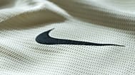 Το εμβληματικό λογότυπο «swoosh» της Nike εμφανίζεται σε κρεμ ύφασμα.