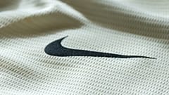 Знаменитый логотип Nike «swoosh» нанесён на кремовую ткань.