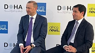 Hikmet Hajiev, assistente del presidente dell'Azerbaigian, e Armen Grigoryan, segretario del Consiglio di sicurezza dell'Armenia, parlano con Euronews a Doha, 9 dicembre 2025.