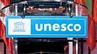 شعار اليونسكو يعلّق على منصة في باريس، 14 نوفمبر 2023. (تصوير: لويس جولي/أسوشيتد برس)