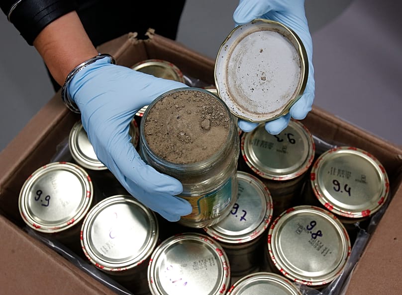 Ένας ειδικός εγκληματολόγος επιδεικνύει γυάλινα βάζα με ηρωίνη στο αρχηγείο της ομοσπονδιακής αστυνομίας στο Βισμπάντεν, 9 Οκτωβρίου 2014