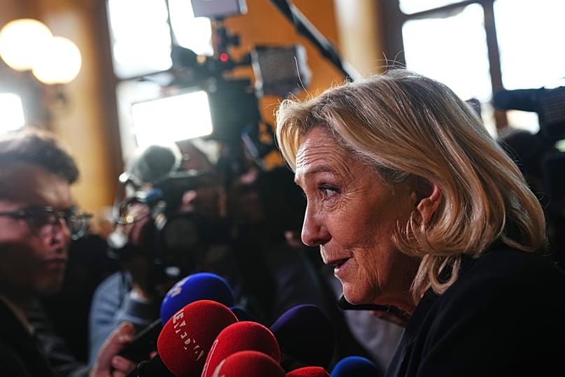 Die französische Chefin des rechten Rassemblement National, Marine Le Pen, spricht mit Reportern in der Nationalversammlung in Paris, 12. November 2025