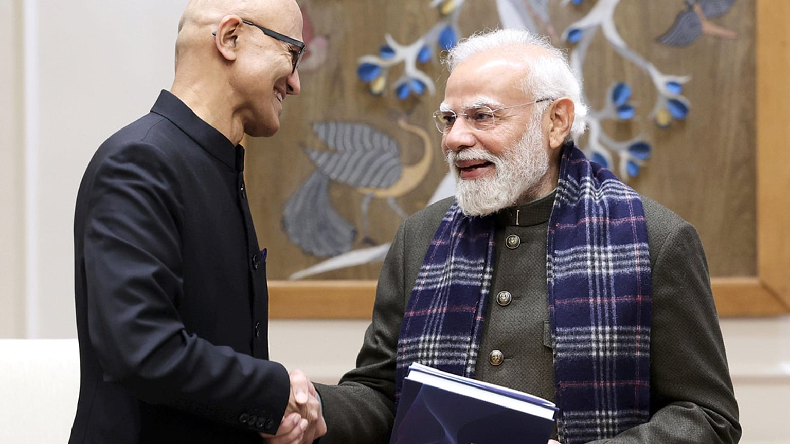 Microsoft CEO'su Satya Nadella, Yeni Delhi'de Hindistan Başbakanı Narendra Modi ile birlikte, 9 Aralık 2025