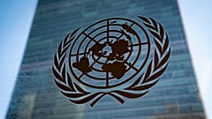 Birleşmiş Milletler'in sembolü New York'taki Sekreterlik Binası'nın dışında sergileniyor, 28 Şubat, 2022
