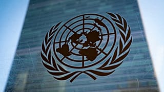 Il simbolo delle Nazioni Unite è esposto all'esterno dell'edificio del Segretariato a New York, 28 febbraio 2022.