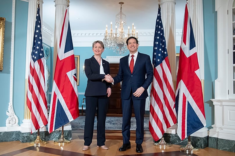 وزير الخارجية الأمريكي ماركو روبيو يصافح وزيرة الخارجية البريطانية إيفيت كوبر في وزارة الخارجية بواشنطن، في 8 ديسمبر 2025.