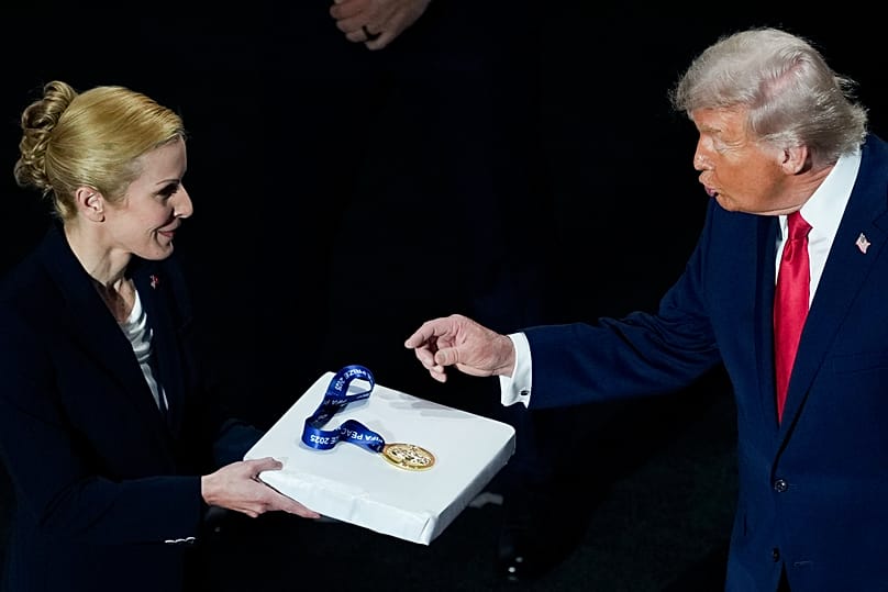 مدال صلح در مراسم قرعه‌کشی جام جهانی به دونالد ترامپ اهدا شد