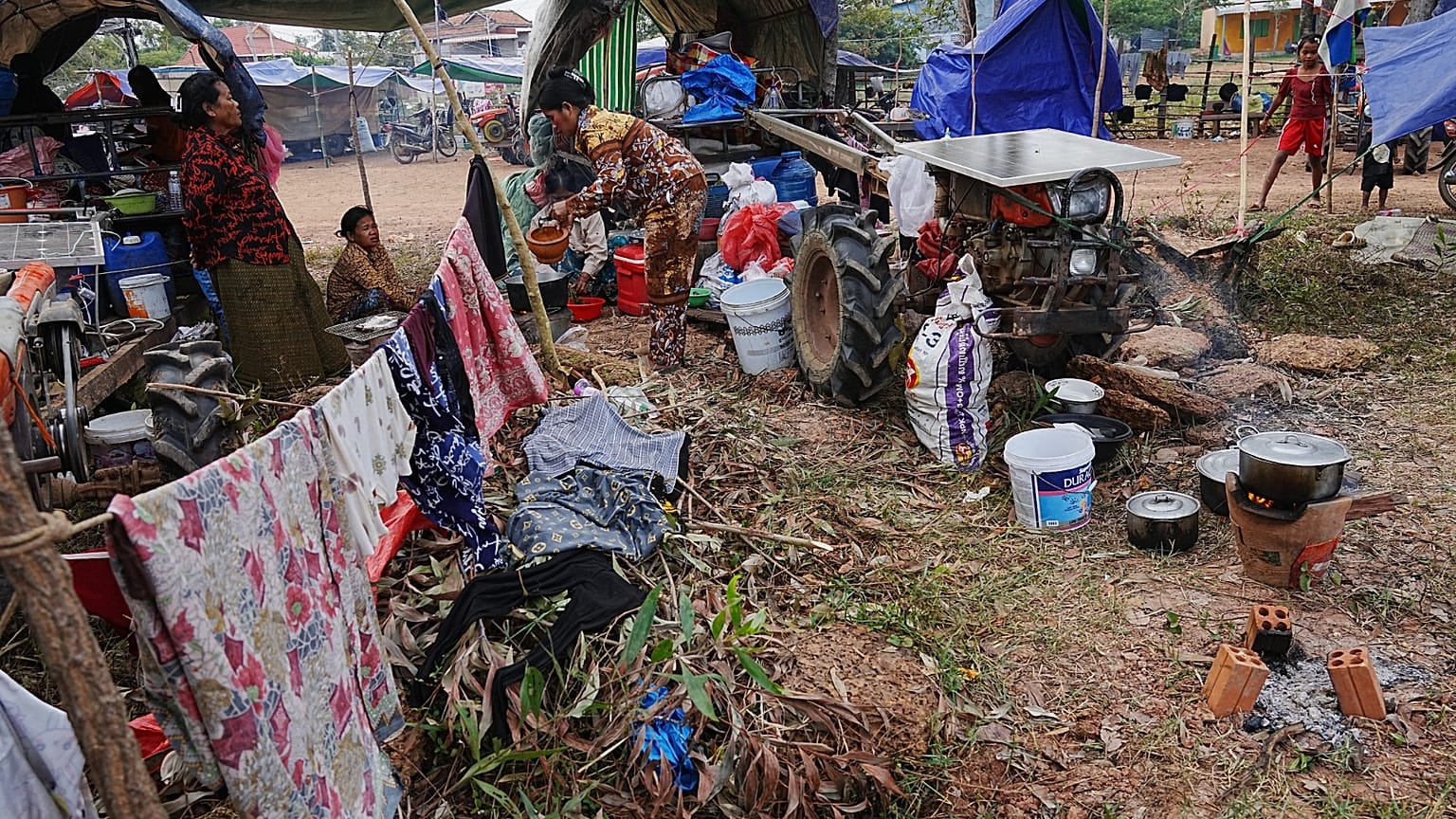 People cook their breakfast as they take refuge in Srey Snam, Siem Reap province