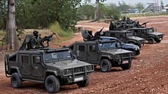 ARCHIVO: El artillero de un vehículo blindado militar tailandés vigila en la provincia tailandesa de Tak, 12 de abril de 2024.
