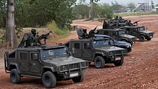 ARCHIVO: El artillero de un vehículo blindado militar tailandés vigila en la provincia tailandesa de Tak, 12 de abril de 2024.