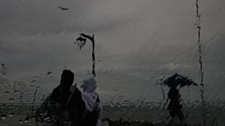 أشخاص يسيرون على الواجهة البحرية في بيروت، لبنان، يوم الجمعة 14 تشرين الثاني/نوفمبر 2025