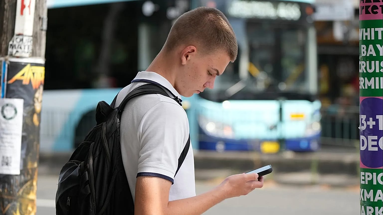 صورة تعبيرية لطفل يستخدم هاتفه