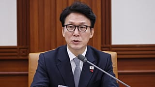 El primer ministro surcoreano Kim Min-seok habla durante una reunión sobre políticas públicas en Seúl, el diez de diciembre de 2025.
