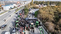 На снимке с беспилотника видно, как полицейские блокируют дорогу, препятствуя подходу фермеров к торговому порту Волос
