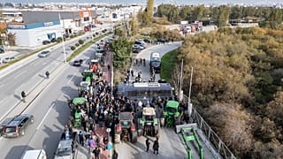 Φωτογραφία από drone εικονίζει αστυνομικές δυνάμεις που έχουν αποκλείσει δρόμο εμποδίζοντας την προσέγγιση των αγροτών στο εμπορικό λιμάνι του Βόλου