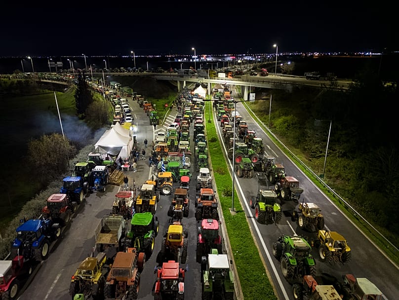 Φωτογραφία από drone εικονίζει αγρότες με τα τρακτέρ τους που πραγματοποιούν μπλόκο στον κόμβο της Νίκαιας, στο πλαίσιο των αγροτικών κινητοποιήσεων στη Λάρισα