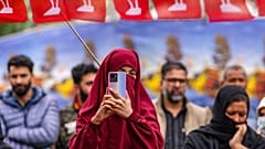 فتاة تمسك بهاتفها في انتخابات الهند لمجلس النواب 2024.