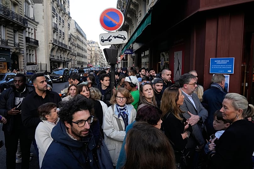 Fila de espera para comprar o livro do antigo Presidente francês Nicolas Sarkozy, 