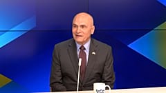 El embajador de EE.UU. ante la UE, Andrew Puzder, habla para Europe Today de Euronews, Bruselas, 10 de diciembre de 2025.