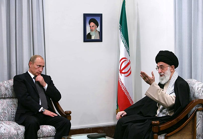 Putyin és Ali Khamenei iráni vallási vezető (korábbi felvételen) 