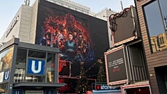 Affiche Stranger Things à Berlin devant le marché de Noël Hawkins