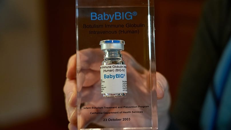Une vitrine exposant un flacon de BabyBIG, le traitement contre le botulisme infantile, est visible en Californie en 2025.