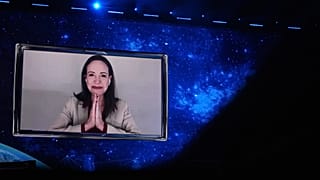 شكرت زعيمة المعارضة الفنزويلية ماريا كورينا ماتشادو، الحائزة على جائزة نوبل للسلام لعام 2025، مؤيديها خلال كلمة ألقتها عبر البث المرئي في منتدى الأعمال الأمريكي، يوم الأربعاء 