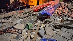 عمال الإنقاذ والسكان يبحثون عن ناجين وسط أنقاض مبنيين منهارين في فاس، المغرب، الثلاثاء 9 ديسمبر 2025