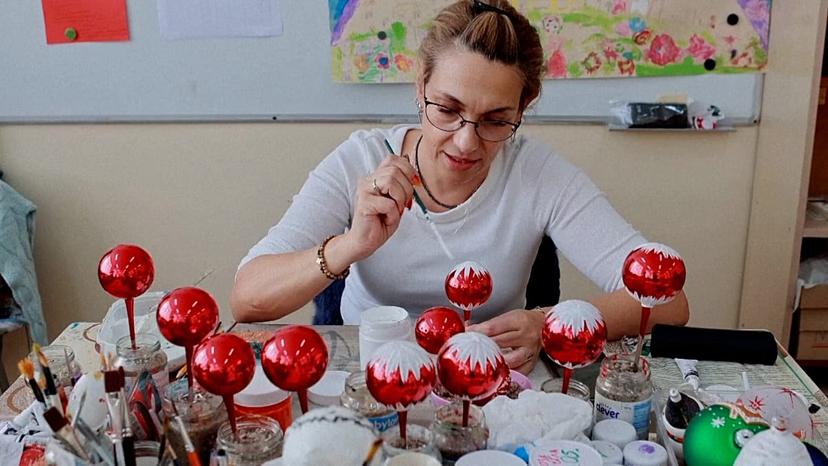 Bulgarian glass ornaments by disabled artists are winning hearts