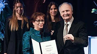 Altorjai Anita, a Duna Médiaszolgáltató Nonprofit Zrt. vezérigazgatója átadja a Karinthy-gyűrűt Balázs Péter Kossuth- és Jászai Mari-díjas színművésznek