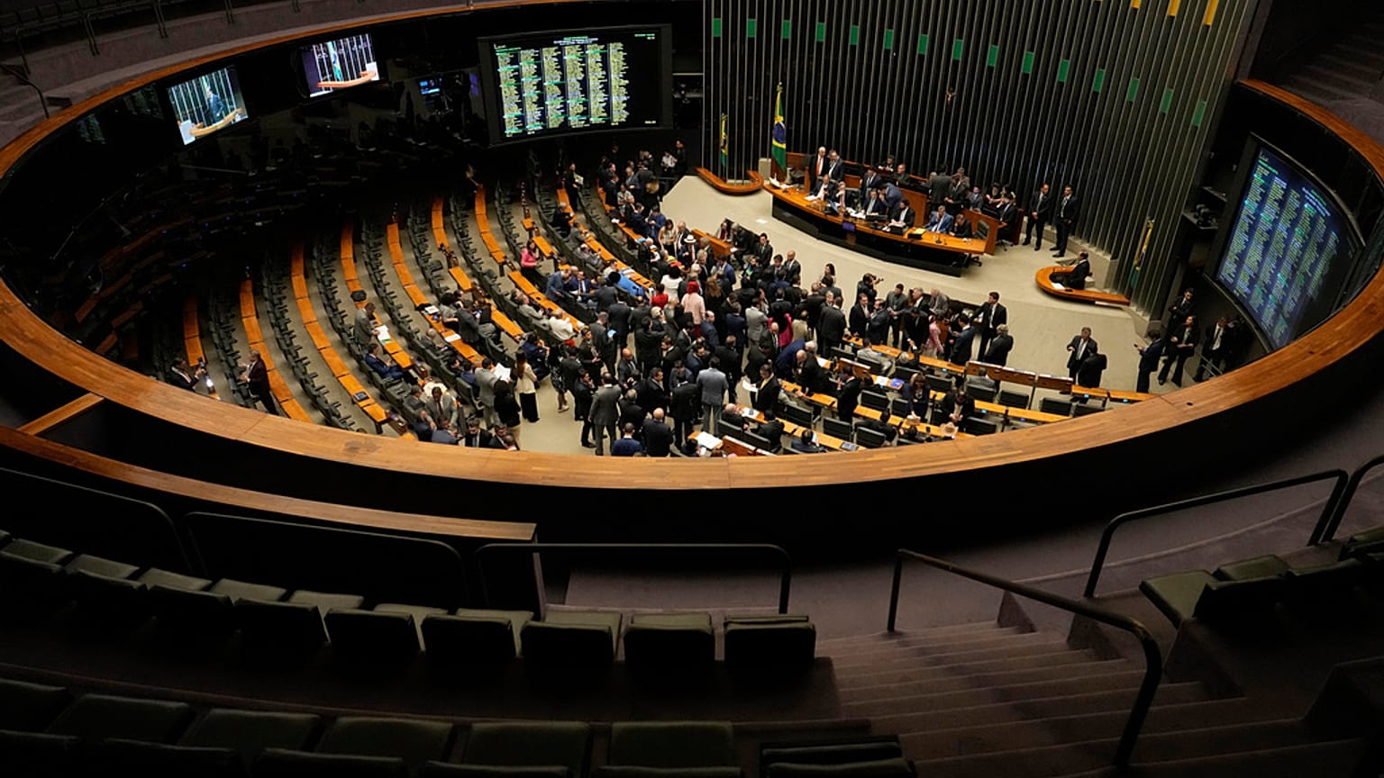 حضر أعضاء الكونغرس جلسة للنظر في مشروع قانون لتعديل المبادئ التوجيهية للأحكام المتعلقة بجرائم من بينها قيادة انقلاب عسكري، والتي حُكم على الرئيس السابق جاير بولسونارو بسببها، 