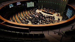 حضر أعضاء الكونغرس جلسة للنظر في مشروع قانون لتعديل المبادئ التوجيهية للأحكام المتعلقة بجرائم من بينها قيادة انقلاب عسكري، والتي حُكم على الرئيس السابق جاير بولسونارو بسببها، 